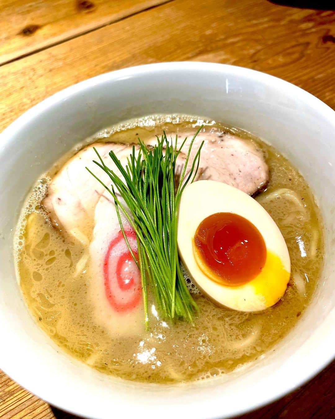 おっきゃがりのインスタグラム：「こんにちはおっきゃがりです✨  今回紹介する商品はこちら 【魚屋が本気で作った〆ラーメン】です😆 毎日、仕入れてる新鮮な魚のアラを圧力鍋で骨が食べれるまで炊きスープを作りました😆 一口で魚の旨味が口いっぱいに広がります😊 〆にラーメンはいかがですか❓  本日は雨が降りそうな天気なので足元にお気をつけてお越しください😀  ーーーーー海鮮と寿司ーーーーー   季楽酒場おっきゃがり  　　　　　-営業時間-  　　平日17 :00〜25:00(Lo24:00)  土日祝17:00〜25:00(Lo24:00)  　　　　　-電話番号-  　　　　06-6454-3511  　　　　　　-住所- 　　大阪市福島区福島７丁目 　　　　　２-５ふくまる通り57    －－－－－－姉妹店－－－－－－ 　　うたげどころ　うぉっしゅ  　　　　　-住所- 　　北区曽根崎新地２丁目 　　　３-１３若杉大阪駅前ビル Ｂ1Ｆ  #オーゼットカンパニー #居酒屋 #寿司酒場 #日本酒 #魚 #海鮮 #アテ寿司 #寿司 #おっきゃがり #アルバイト募集 #ふくまる通りグルメ #魚しか勝たん #寿司しか勝たん #ぐるめすきな人と繋がりたい #酒すきな人と繋がりたい #さけすたぐらむ #大阪 #福島区 #福島区グルメ #うたげどころうぉっしゅ #好きな人がいること #うますぎ」
