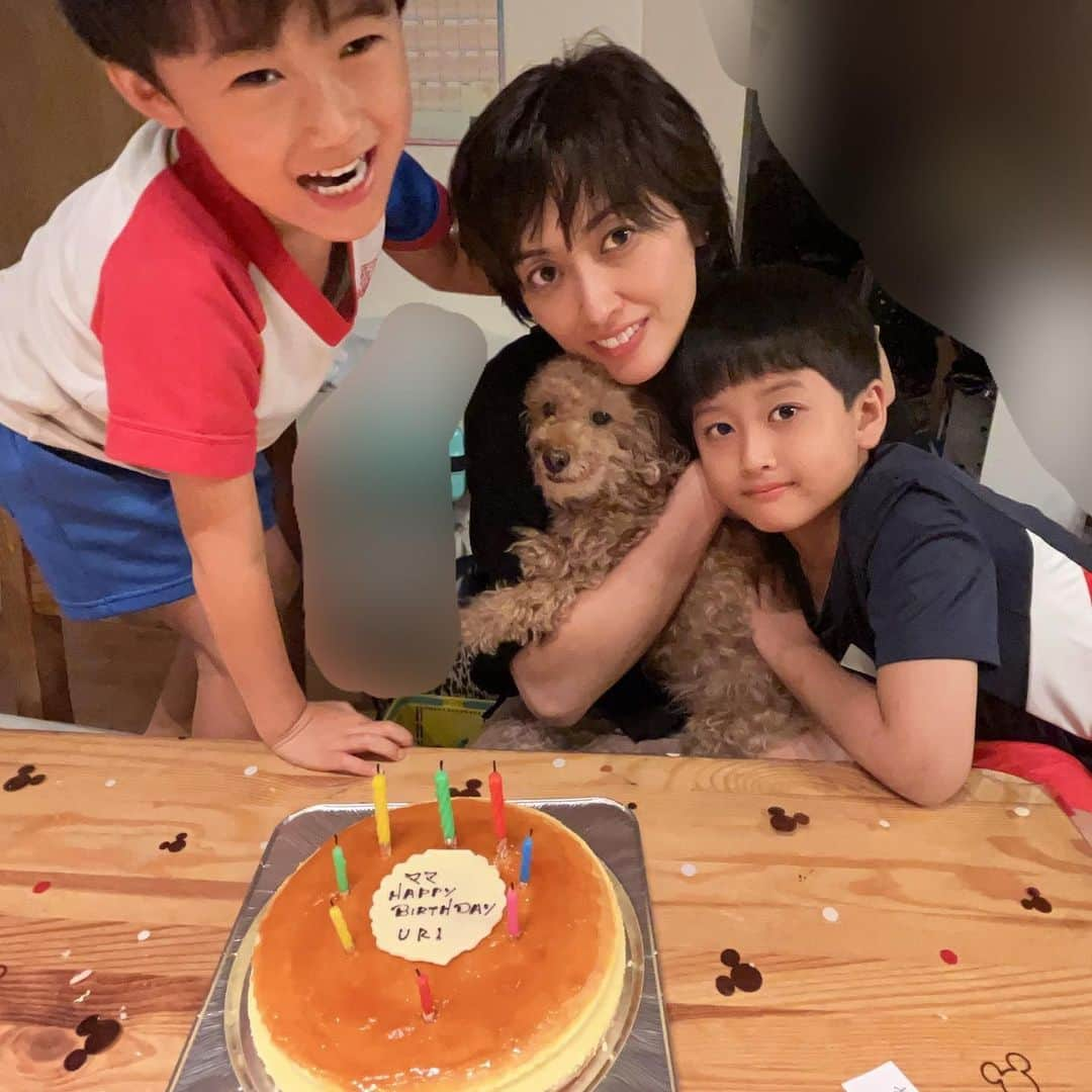 剣崎裕歌（石川裕梨）のインスタグラム：「昨日お誕生日でした！！！！ 沢山のメッセージを頂きまして、有難うございました😊 仕事に母業に自分磨きもどんどんアップグレードしていかねばならぬなと実感しております。 いつも私を見守り、応援して下さる皆様へも何か恩返しができるように、頑張ります✊‼️‼️ 5ちゃいの私もよろしくお願い致します😆‼️‼️」