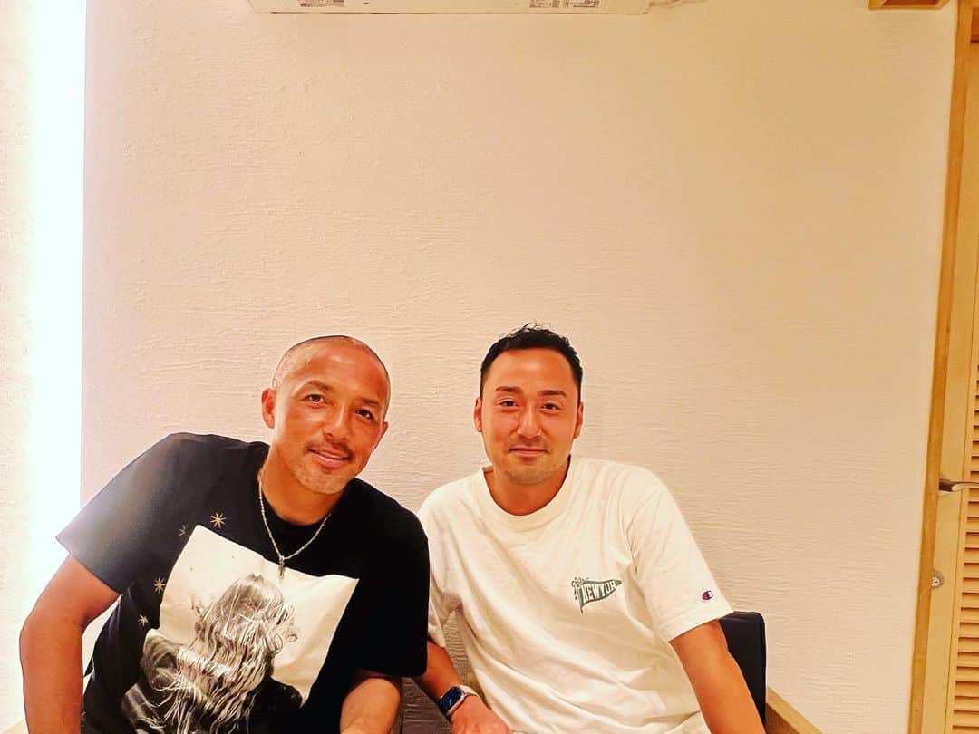 松永祥兵のインスタグラム：「18時から伸二さんがお店を予約していてくれて、少し夕食まで時間があったので、ホテルから駅まで歩いて駅ビルをプラプラしてたら前から伸二さんが歩いてきてバッタリ会うという奇跡❗️こんな事なかなかないと勝手に縁を感じてしまいました。 いつもご馳走様です。ずっと背中を追いかけます。 ＃会いたい時に会いに行く」