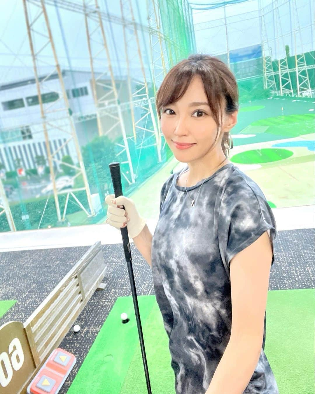 中川祐子さんのインスタグラム写真 - (中川祐子Instagram)「ゴルフレッスン⛳️ 行ってきましたー！ . やっぱりプロのレッスンは すごい✨ . 当たり前だけど、 自己流で練習しててもダメね😅 . 今まではゴルフの上手いお友達に 教えてもらったりして なんとかラウンドできちゃってたけど😝笑 . ちゃんとプロの方から しっかり基礎を学ぶと全然違う！😆 もっと早く行けば良かった！ . 早くカッコいいスウィングが できるようになりたいな🏌️‍♀️💓 頑張ろっ！！ . . #ゴルフレッスン #プロレッスン #ティーチングプロ  #ゴルフ練習 #ゴルフ打ちっぱなし #ゴルフ上手くなりたい  #ラウンドいきたい  #ゴルフ女子  #golf #golflesson #やりたいことは全部やる  #スポーツ大好き #楽しいことしたい  #刺激が大事」9月8日 17時58分 - nakagawa.yuko