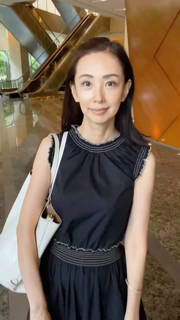 田村翔子のインスタグラム：「今日は打ち合わせでした😊 六本木ヒルズで少し買い物をして帰ります。  #打ち合わせ#お仕事#田村翔子#ライフスタイル#六本木ヒルズ#グランドハイアット東京 #summerfashion#summeroutfit #夏コーデ #大人コーデ」