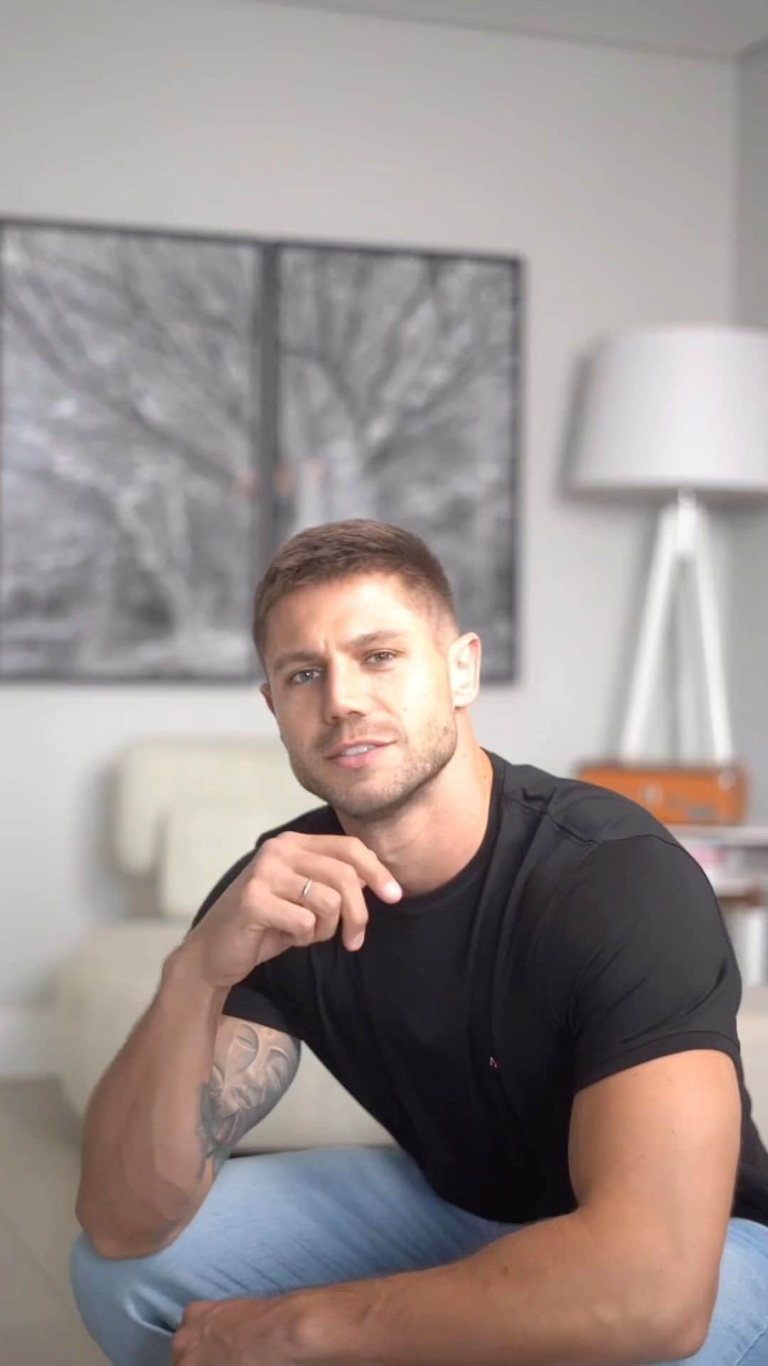 Jonas Sulzbachのインスタグラム：「A Calça Jeans Flex & Dry da @aramisoficial seca rápido, é flexível e esfria até 10ºC a sensação térmica, além de ser linda. Veja no link da bio deles.」