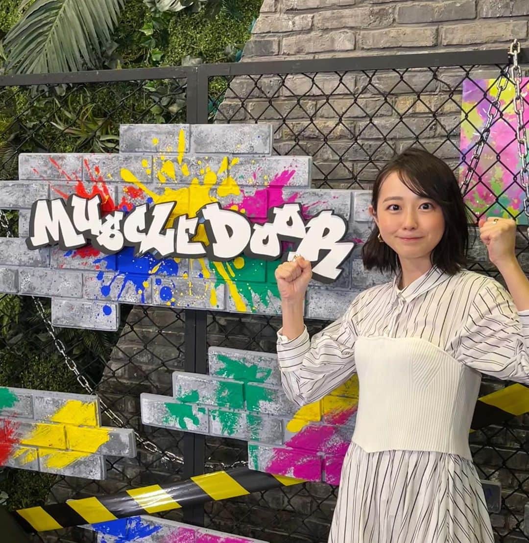 のインスタグラム：「今夜23:56〜「マッスルドア〜ガリガリからの脱出〜」2週目です！  3トンの扉をあけるべく筋トレに励む5人の挑戦、完結編！ 扉が開くのか、一緒に見守ってください💪  MCはオードリー春日さんとアンガールズ田中さん、ゲストは河北麻友子さんです！ 合間に筋トレ談義をしたり筋トレをしたり(笑)楽しい収録でした😁  ガリガリさんもマッチョさんもぜひご覧あれ👀  #ちなみに私は筋肉ゼロです 😇  #マッスルドア #筋トレ #若林有子 #アナウンサー」