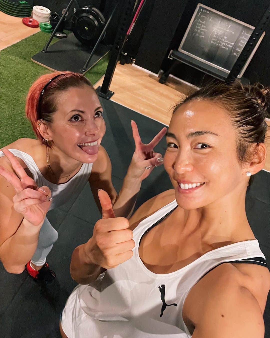 Aya（小山内あや）のインスタグラム：「土屋アンナさん肉体改造スタート🔥🔥 ギャーッて言いながら絶対ついてくるタフな彼女。😂👍 明日の筋肉痛が楽しみだ✌️✨ #とりあえず彼女へアルコールストップ宣言⚠️ #チートデイまでの我慢」
