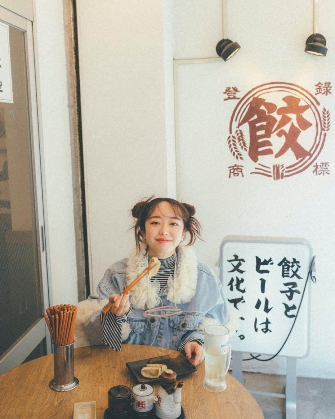 峯岸みなみのインスタグラム：「スタイルブックには私の好きなものをお洒落な写真と共に紹介するページも。外せないのはやっぱり餃子🥟ビールが得意じゃない私はハイボールで！」