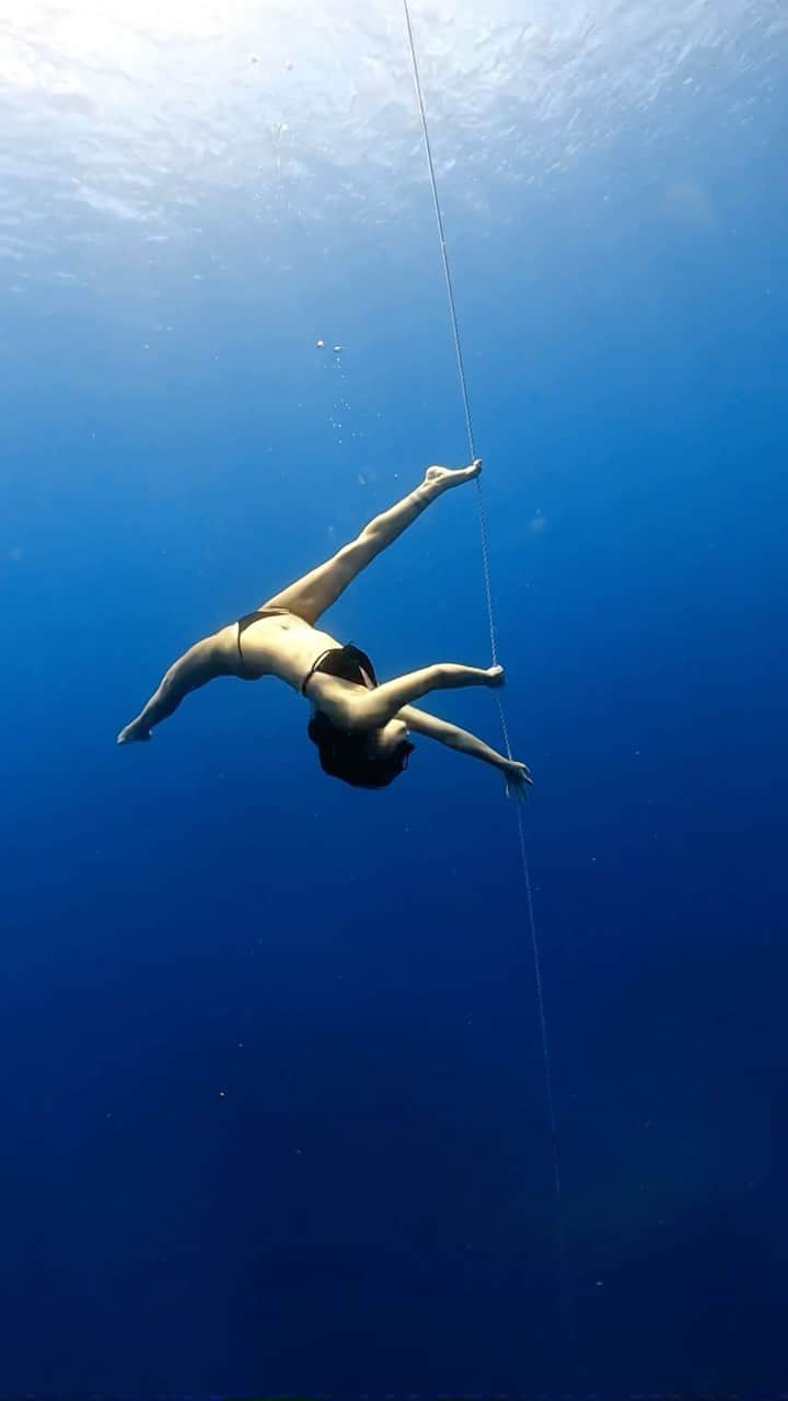 LuCyCoのインスタグラム：「I feel I'm breathing in the water.  💧🫧💦🌎💎  みえないものが可視化される水の中  呼吸  ヒカリ  みえないけど  存在するもの。  愛  感謝  肉体をもって生まれてきたからこそ  そういうものを  体現できる特権があるの。  📸 @tgky504   #フリーダイビング #水中モデル #人魚 #水中ウエディング撮影 #水中撮影 #ダイビング女子 #수중 #美人鱼  #水下摄影 #아름다운임산부 #임산부 #underwaterperformance #underwatermodel #freedivingart #mermaidperformance #mermaid #underwaterworld #angelsofthesea #girlsthatfreedive  #素潜り #自由潛水 #스킨다이빙 #海がある生活 #다이빙#스킨다이빙 #freediving  #skindiving #divermag  #水中写真 #tauchen #mergulholivre」