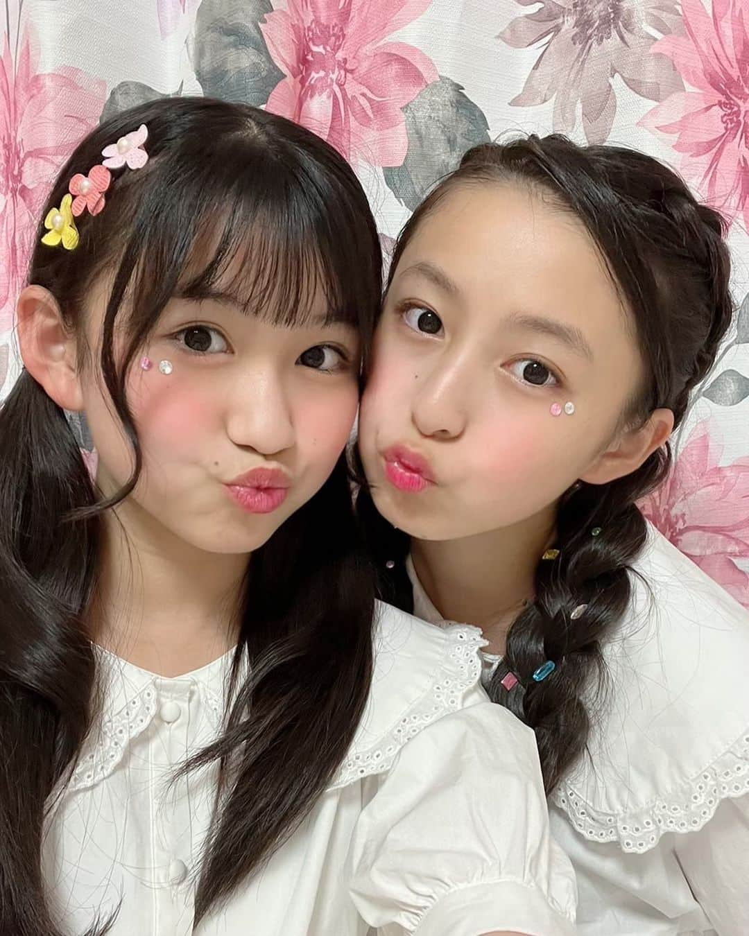 ゆめ & じゅなさんのインスタグラム写真 - (ゆめ & じゅなInstagram)「ゆめじゅな、テストが近くなりました✨  じゅなに勉強を教えていると自然と頬が緩んでしまいます笑  怒りたくても怒れません笑 なんかかわいい♡  今日はじゅなに質量パーセント濃度について教えたいと思います！笑笑  キュルン💗😊  #野崎結愛 #野崎珠愛 #ゆめじゅな  #姉妹 #仲良し姉妹 #2歳差姉妹  #テスト勉強 #テスト #中学生 #受験生  #じゅな #専属の #家庭教師  #理科 #質量パーセント濃度  #かわいい #きゅるん #sister #cute  #💗 #😊」9月8日 19時25分 - yumejuna