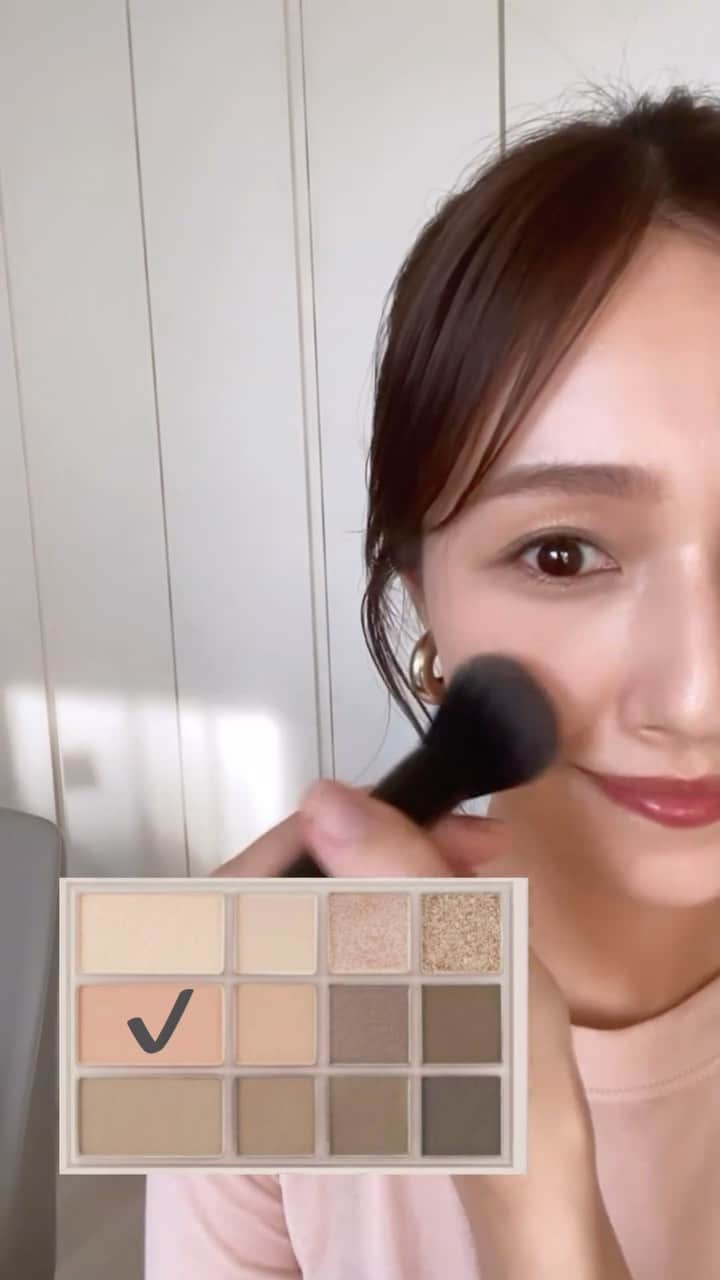 のインスタグラム：「一年中使える肌馴染み抜群の ブラウンアイシャドウ🤎@cliocosmetics_global CLIO Shade &Shadowpallet  シェーディング、ハイライト、チーク、 アイブロウが入ったパレットで これ一つで色々なメイクが楽しめます🤍 私が使ったのは01 shadow gallery 二色展開ですがどちらもパーソナルカラー問わず 使いやすい色味だと思います✨ CLIO Shade &Shadowpallet /4080円(税込) #クリオ#K陰影パレット#陰影メイク」