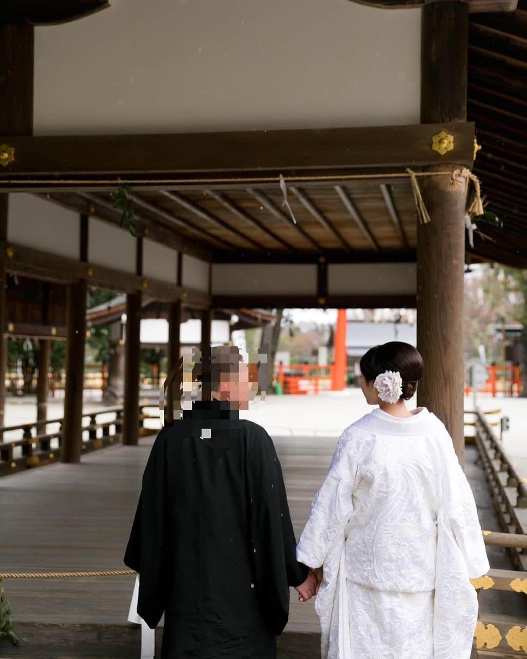 青海のインスタグラム：「もう結構前の事ですが、、、 せっかく写真撮ったので載せます！！😂  京都の上賀茂神社で家族挙式を行いました。 本当は海外で2人で挙式をする予定でしたがコロナで行けなくなってしまい国内挙式に☺️  とっても素敵な場所でした〜❤️  #京都 #挙式 #白無垢 #上賀茂神社 #上賀茂神社結婚式」