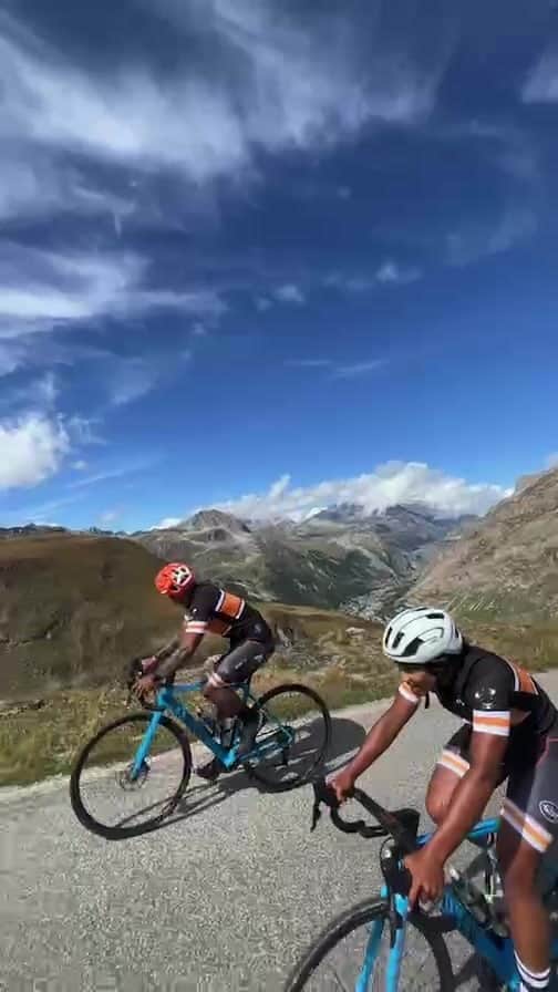 アシュリー・ケインのインスタグラム：「Currently 7,500 feet… Clouds, snow and thin, fresh air… 8,000 feet here we come… WE CLIMBING!!! 🏔🚴🏽」