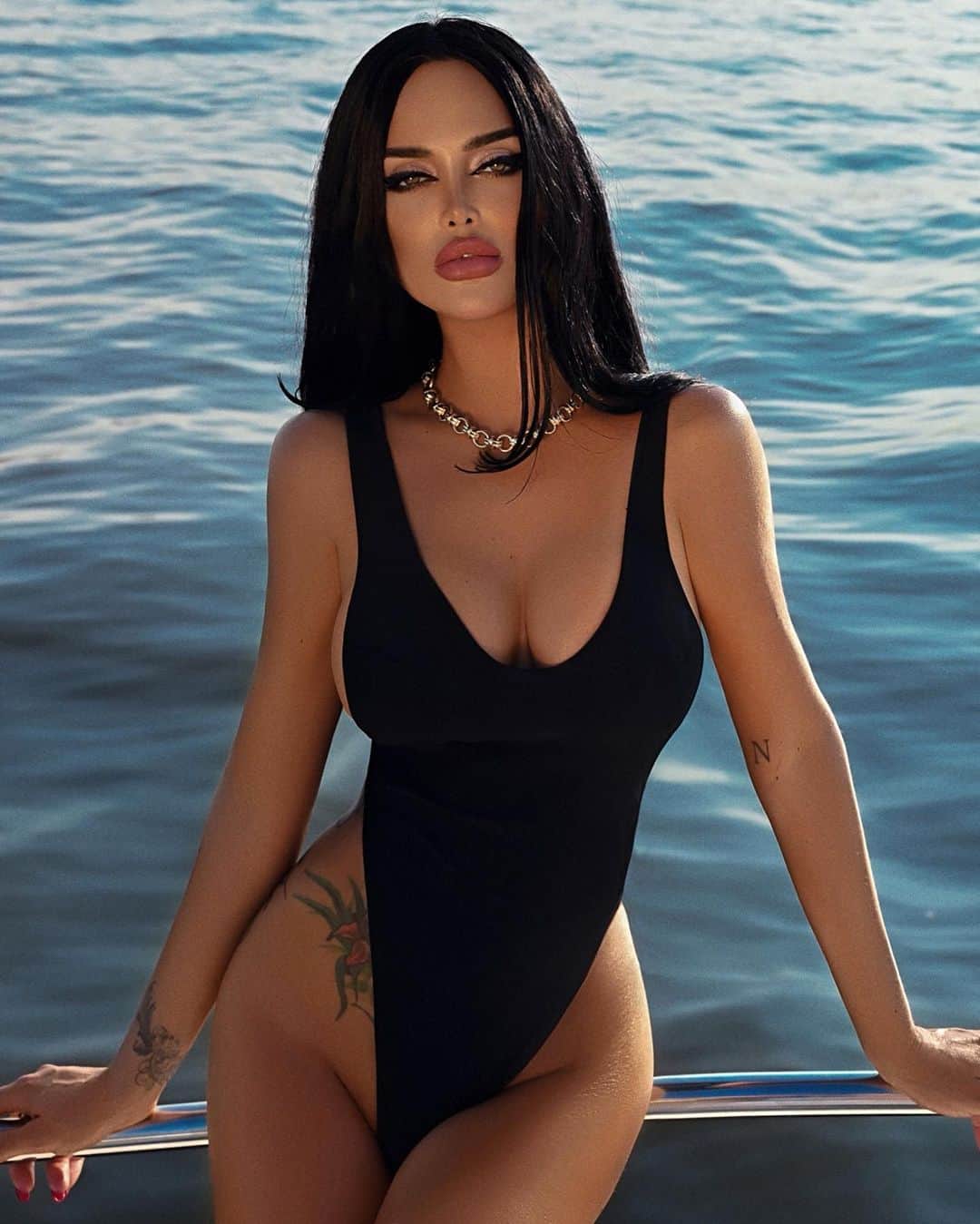 Nita Kuzminaのインスタグラム：「(листайте фотографии) Хороший вопрос мне задали: «В чем смысл жизни!?».. Я с точностью могу сказать, что смысл жизни заключается в удовольствии!  В удовольствии от того, когда ты находишь себя в этом Мире, когда ты на 200% доволен собой, когда ты встретил свою вторую половину и у вас искренняя любовь, когда тебя окружают преданные и верные люди (друзья/близкие), люди которые мотивируют и вдохновляют тебя, когда ты доволен своим делом/работой, которое приносит настоящее удовольствие, когда тебя устраивает качество твоей жизни.. И самое главное, когда ты ЖИВЕШЬ, а не существуешь.. ЖИВИТЕ эмоциями и ощущениями, мои дорогие! Слушайте СВОЁ сердце, и никогда не предавайте себя!!!  __ Вкусные фотографии от моей потрясающей Александры @blog_pavlova 🔝🔥」