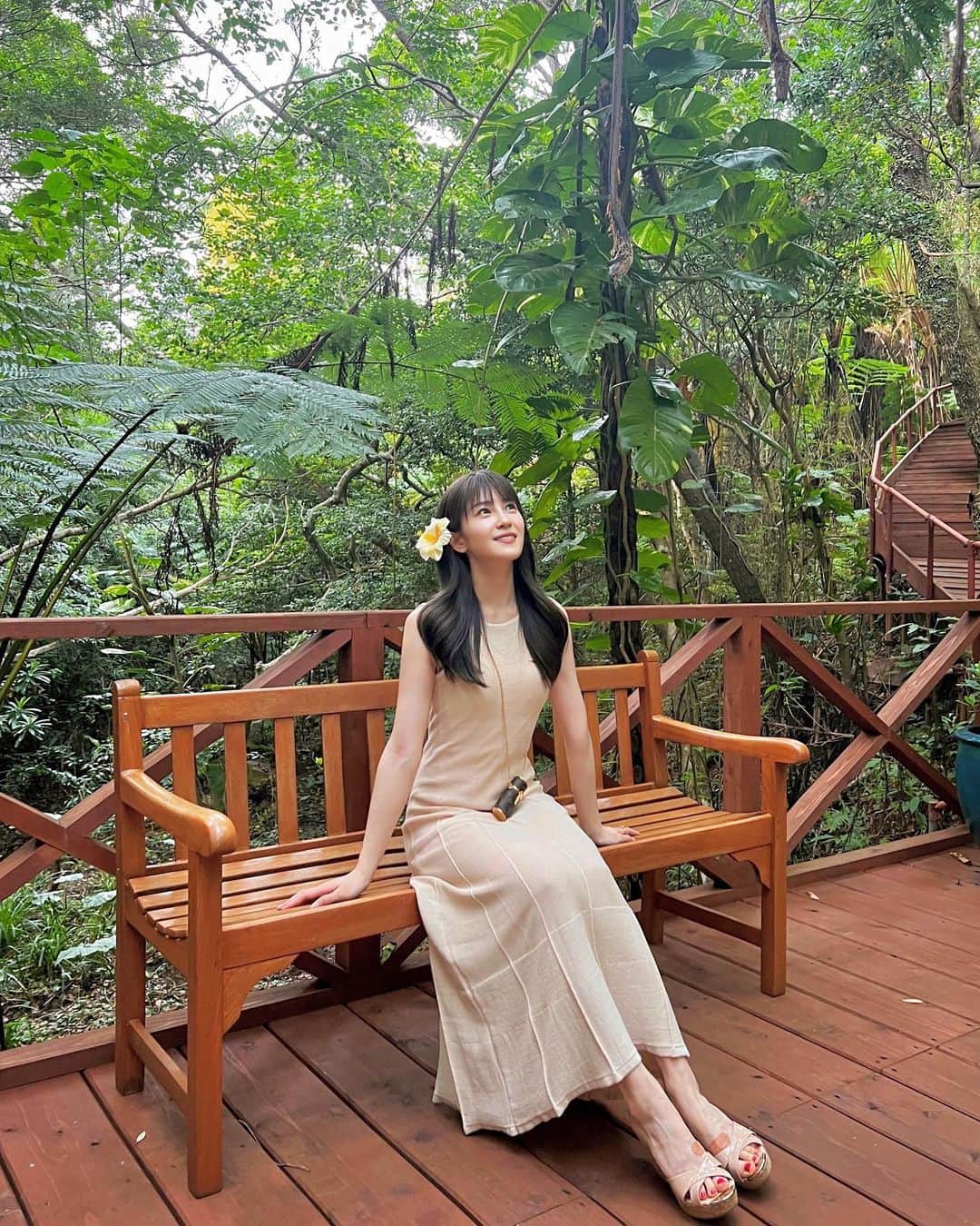 のインスタグラム：「🌿🪵🍀💛  すっかり秋の気候ですね！  季節外れになる前に...🫢 春の沖縄旅行の思い出写真🌺  新鮮な空気と緑に囲まれて とても気持ちよかったです😌🌿✨」