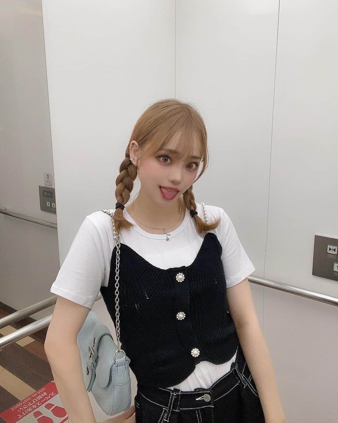 のインスタグラム：「全身GRLコーデ°ʚ🎀ɞ°.🖤 人生初全頭ブリーチして色落ちの金髪まで楽しめました＾＾」
