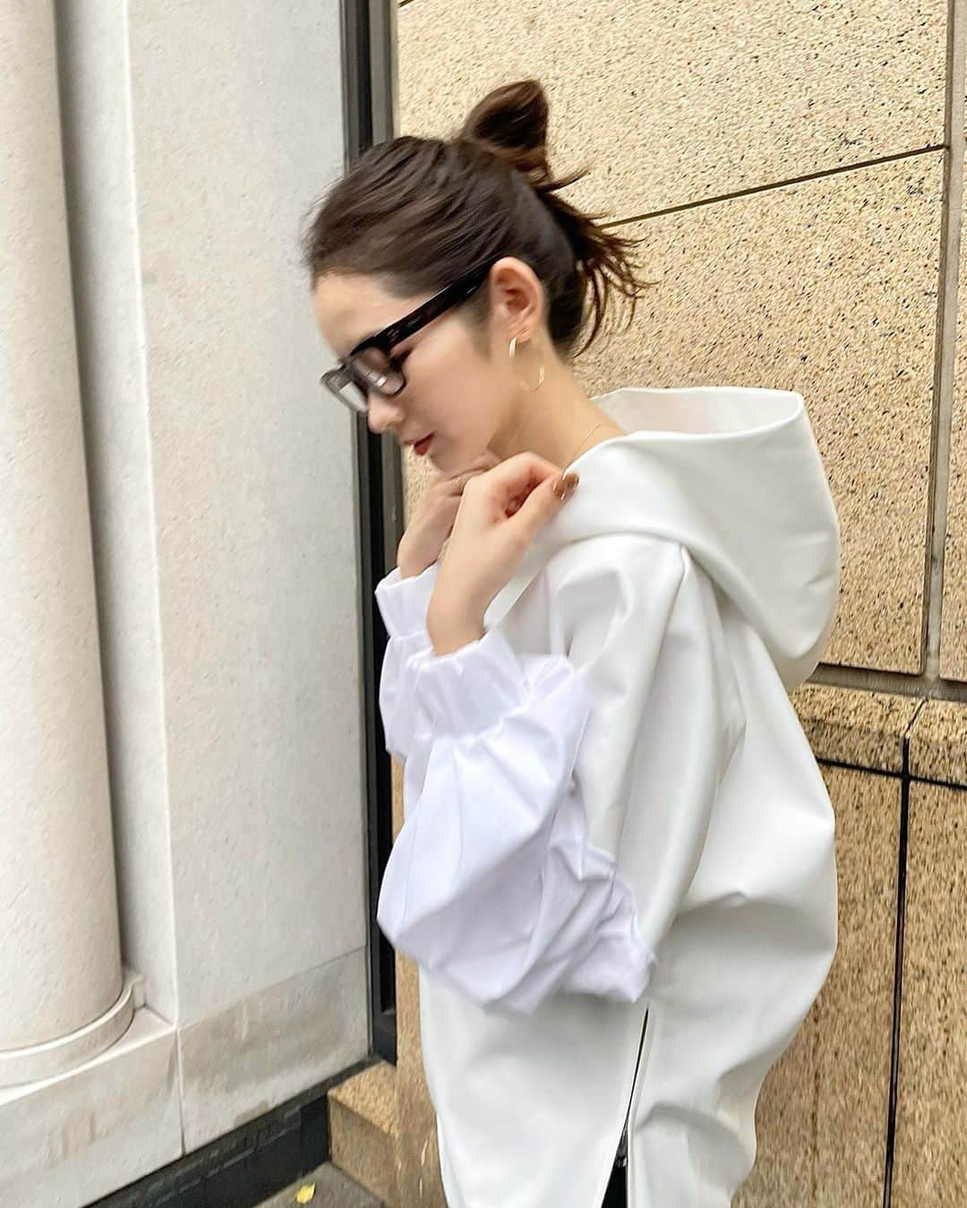 宮所舞のインスタグラム：「. 先日の #dkr服 ☁️🍂  ボリュームたっぷりのお袖と、 大きめのフードがかわいいフーディは @column_official_jp の✨✨ 異素材なのもカジュアルすぎずでお気に入り。  9/13(火)まで阪急うめだ4階にて、 popup開催されているので是非♡♡  このフーディは阪急うめだ限定商品なのです✨」