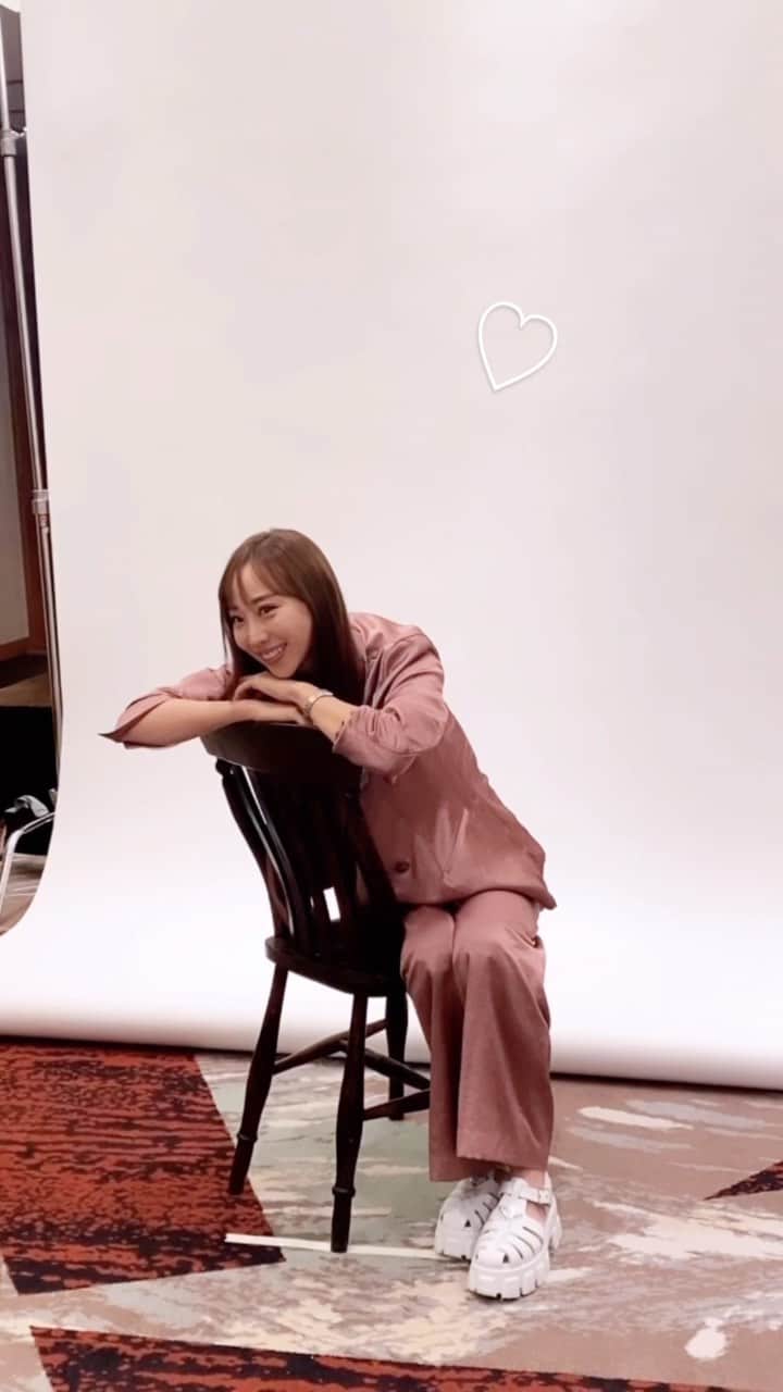 秋倉諒子のインスタグラム：「@gqjapan  いつだかの📸 カメラマンさんの動き尊い🥹♡  ピンクセットアップどうかなぁ？💓 大好きな少女時代復活嬉しい〜🥰🎊🫶」