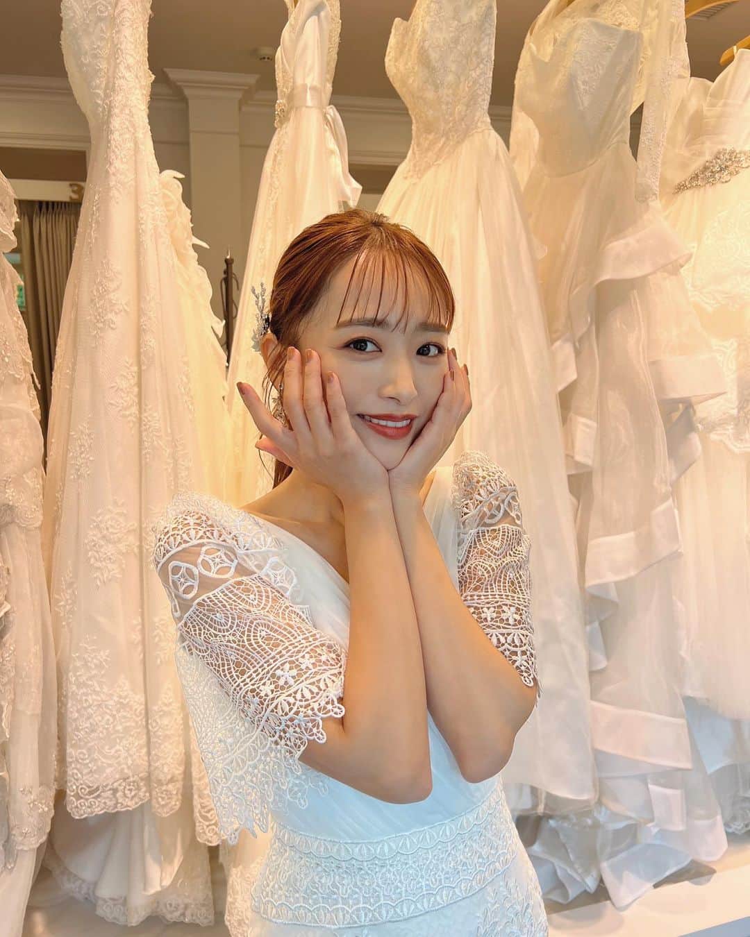 近藤千尋のインスタグラム：「なんと！７年ぶり⁉️に ウェディングドレスの撮影👰‍♀️💕 25歳の時に結婚式を挙げて以来、、 タイトめのドレスで とある表紙を飾らせて頂きました🎶 楽しかったなぁ❣️  もう明日は金曜日😂はや！！！ てことは、ラヴィットです🤍🤍🤍 生放送みてね💕」