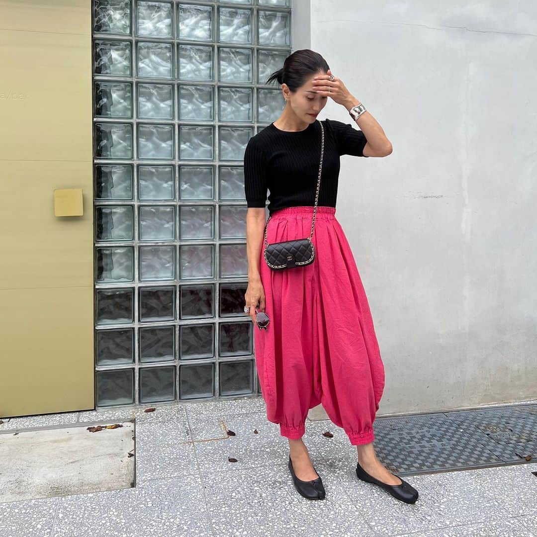 亀恭子さんのインスタグラム写真 - (亀恭子Instagram)「過ごしやすかった今日の日中。  ピンクのカンフーパンツ。 いつものシルエットに変化が出る。  友とランチ後の、 お腹も気持ちも満たされた時の１枚^^  today's… #fashion #outfit #ootd #kkstyle #tokyo #knit #aton #pants #sea #bag #chanel #shoes #maisonmargiela #bangle #tiffany #autumn #september」9月8日 21時00分 - kame_kyo