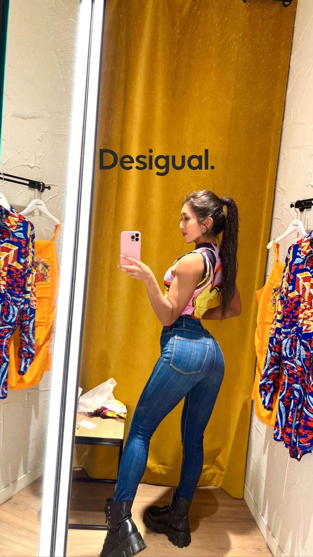 Azusaのインスタグラム：「Enamorada de @desigual 🌞 ⁡ Desigualでたくさんショッピングしてきたよ🛍 着るだけで元気になれそうなアイテムがたくさんで大好き💕 ⁡ スペインに住んでたときもよく行ってたお気に入りのブランド💃🏽 秋物の新作も激かわなのでぜひショップにいってみてね❤️ ⁡ #workout#fitness#fitnessbikini#bikinifitness#fitnessmotivation#personaltrainer#fitgirl#筋トレ女子#パーソナルトレーナー#ボディメイク女子#ボディメイク#desigual#デシグアル#購入品#コーディネート」