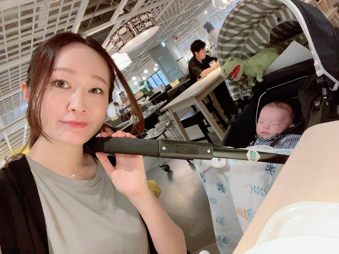 北川まみさんのインスタグラム写真 - (北川まみInstagram)「赤ちゃん連れお出かけ〜👶 病院以外でははじめて！家族でお出かけしました✨  一日の流れをシュミレーションして、何回ミルクが必要か、オムツはどこで代えるか、ランチはベビーカーで過ごせる所を探して…と、大人だけで気軽に出かけてた時からは考えられないくらい準備に時間がかかる❗️＆荷物が多すぎる😭❗️  私がソフトクリーム買った途端赤ちゃんお腹すいてギャン泣きし始めて、急いで車に向かいながらふたくちで食べました🍦 味覚えてないし、ただの無駄なカロリー摂取🤣笑 ふと気づいたら手に持ってなくて、どこかに落としてきたかと思った🤣🤣  最近よく目が見えるようになってきて、お店の中をキョロキョロ👀💕いろんな刺激になってるといいなぁ。 もっと慣れてたくさんお出かけするぞー！旅行も行きたい！！✈️」9月8日 22時06分 - mk0323