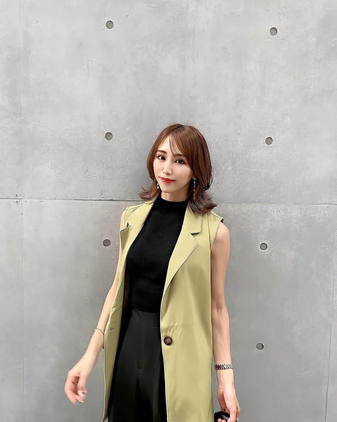 一ノ瀬恋のインスタグラム：「久々に淡い色来た🍀   #ootd   jire @aic_official  tops @grl_official  pants @zozotown  sandal @jeanasis_official  bag @mm6maisonmargiela  pierce @luuna_bijou   #fashion  #cood #coodinate  #30代ファッション  #30代コーデ  #くびれヘアー #イエベ春 #骨格ウェーブ #アクティブキュート  #男の子のママ  #grl #グレイル  #パンツスタイル #スラックス」