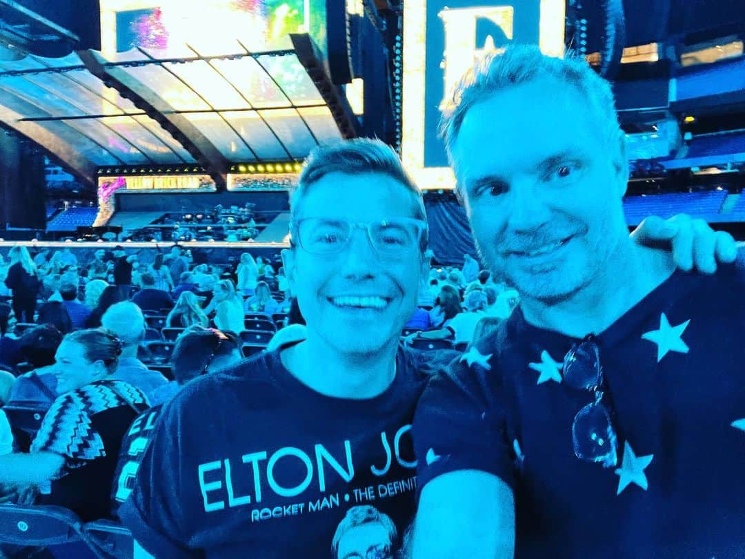 ジェフリー・バトルのインスタグラム：「Wearing Elton at Elton.  Best birthday week ever.  I’m Still Standing…. At 40🤪」