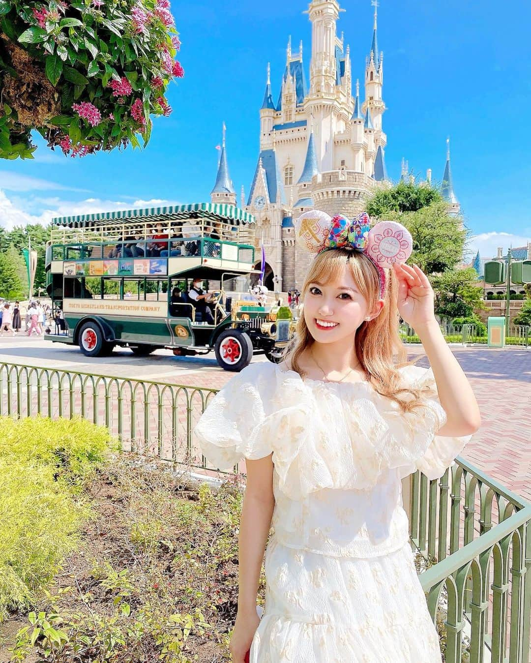 松本ゆんのインスタグラム：「🌹🏰🌹🏰🌹🏰🌹 おはようございます🌈 🌕TGIF🌕 #goodmorning #안녕하세요  展示会最終日🎪✨ 早起き続いてるけど頑張ります💪💕💕  オムニバス🚌とシンデレラ城の 最高のショット💖❤️lol #disney #disneyland #disneylove #tokyodisneyland #tokyodisneyresort #travelphotography #japan #disneyfashion #travelblogger #disneygram #ディズニー #ディズニーランド #ディズニー写真部 #ディズニー風景 #ディズニーコーデ #オムニバス #シンデレラ城 #좋아요 #소통환영 #팔로우 #인친환영 #오오티디 #패션스타그램 #셀카 #셀스타그램 #전신샷 #여행스타그램 #여행」