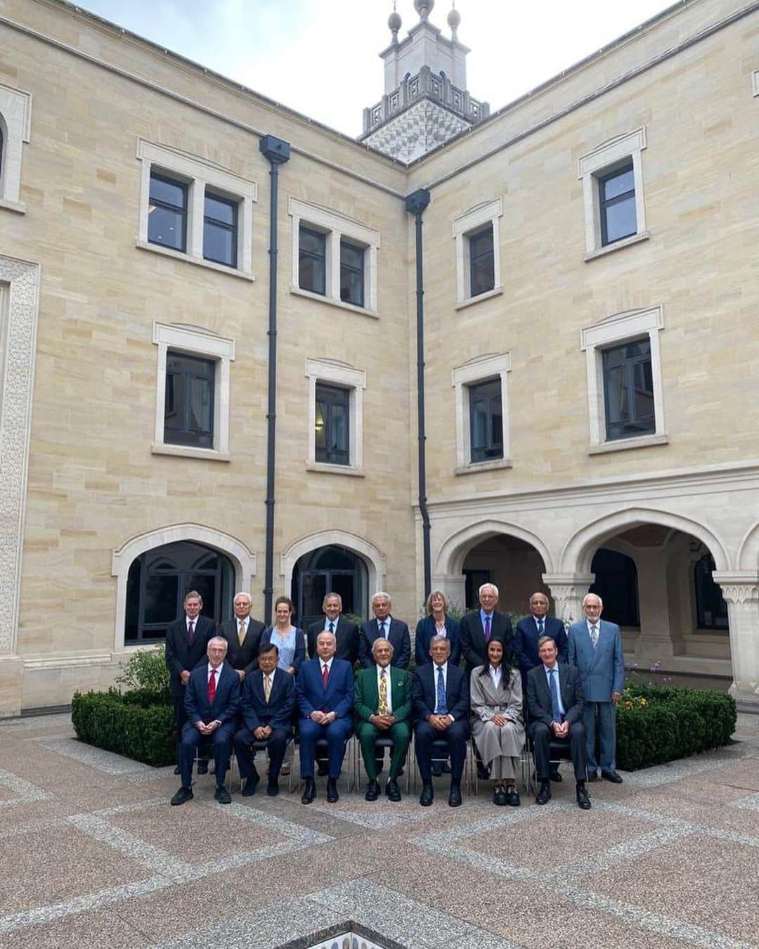 アブドゥラー・ギュルのインスタグラム：「Oxford Üniversitesi ile işbirliği içinde bilimsel araştırma, eğitim dahil geniş bir yelpazede faaliyet gösteren “Oxford Center for Islamic Studies”nin Yıllık  Mütevelli Heyeti Toplantısına Oxford’da iştirak ettim.」