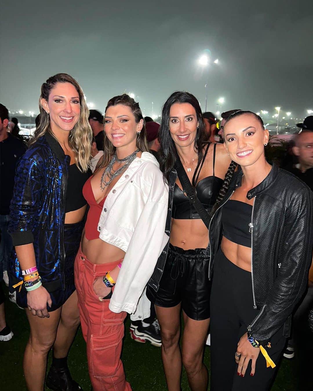 シェイラ・カストロのインスタグラム：「O #tbt de hoje é do Rock in Rio, onde estive na semana passada. 😎🤘🏻🎸  Quero agradecer o convite da @gerdau. A experiência foi incrível e a energia do evento é surreal.」