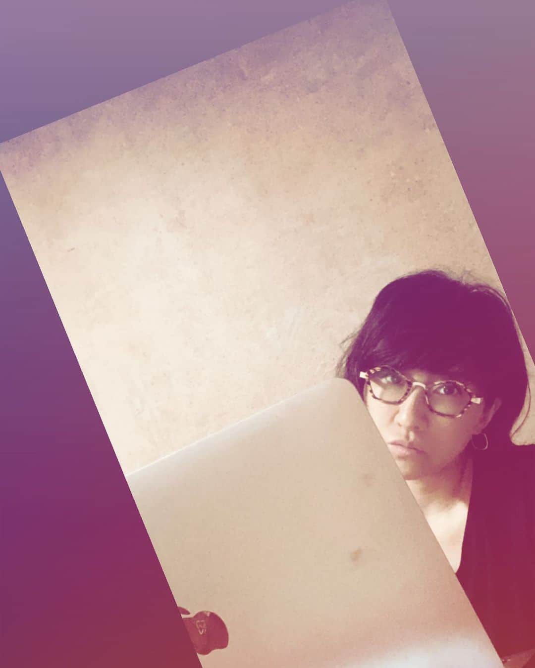 風間ゆみえのインスタグラム：「今回は時間がかかりすぎている。  要因はいくつかあるけれど、  今、作っているテキストは皮膚の謎解き。  皮膚について深掘りしていくと、膨大な量になっていくの。  私たちが生きていく上でのすべてのことに肌(皮膚)が大きく関わっているから、、  皮膚を語るには栄養学も、免疫学も、血流、皮脳同根で、脳科学… 文字だらけになって、作ってる私が目を回しそうだから、とにかく簡潔にまとめる‼︎  これが一番大変😂 集中が途切れるとお散歩に出かけたり、ストレッチしながら頑張っております。  もう、明日😱来月のも早くとりかかろう。  @salon_y.official  #アドヴァンスクラス #フィトテラピー #東洋医学 #ホリスティック栄養学」