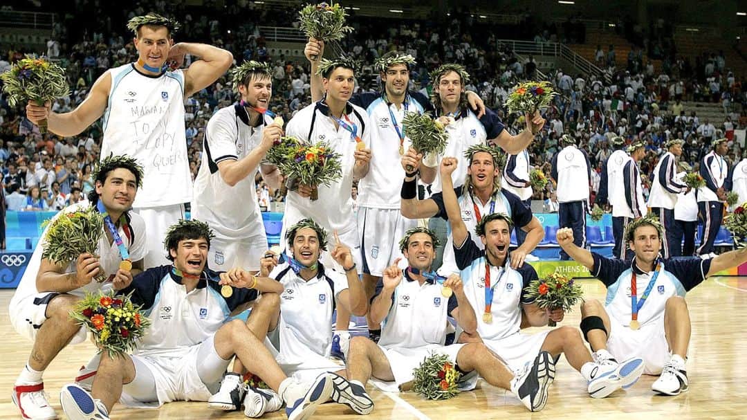 のインスタグラム：「Sobre mi largo camino con la Selección Argentina.  Necesitaría varias publicaciones acá porque me cuesta no entrar en detalle, pero lo dije muchas veces y lo repito con gusto. ¡Qué placer fue jugar y convivir con ustedes! Los viajes eternos, el jetlag, las largas charlas de sobremesa, los campeonatos ganados y también las frustraciones. ¡Todo valió la pena! Fabri por ser el compañero de equipo ideal, Pepe por el desafío y por estar un paso adelante siempre, Luifa por las charlas, los puntos y el compromiso inquebrantable, Chapu por la emoción y esfuerzo bestial, Pablo por verlo todo tan claro, Cabeza por la pelota y mucho más, Gaby por las risas, Hugo, Puma, Leo, Colo, Yaca, Pipa, Dani, Walter, Facu, Lapro, Lucas, Palla, Pipa y podría seguir! La pasamos muy bien, crecimos y vivimos grandes cosas juntos. ¡Los quiero! ¡Por muchas más aventuras juntos ahora fuera de la cancha!  Julio, Rubén y Oveja, gracias por confiar en mí y ayudarnos a sacar lo mejor de nosotros en cada entrenamiento y partido. A mis queridísimos amigos y utileros Roberto (QEPD) y Facundo Vartanián. También a Ale Cassettai por estar siempre listo para ayudar. Docs, jefes de prensa, asistentes técnicos y jefes de equipo. ¡Gracias a todos!  El aliento de nuestra gente en las canchas no lo olvidaré nunca. ¡Conmovedor! También a todos los que se quedaron hasta altas horas de la noche alentando por televisión desde sus casas. Gracias!」