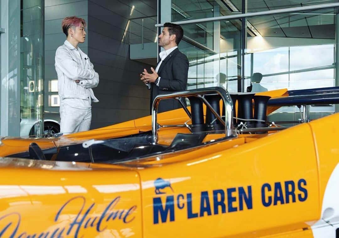 雅-MIYAVI-のインスタグラム：「Just one word.  WOW.   The best things are made at the best places.   Such an honor to feel and learn the history of McLaren at the heart of their creation MTC in Surrey, England.   The more I know, the more I wanna know.  #McLaren  足を踏み入れた瞬間、  ワオ、でした。  最高の環境だからこそ、 最高の物が創れる。  知れば知るほど  格好よすぎだよ、マクラーレン」