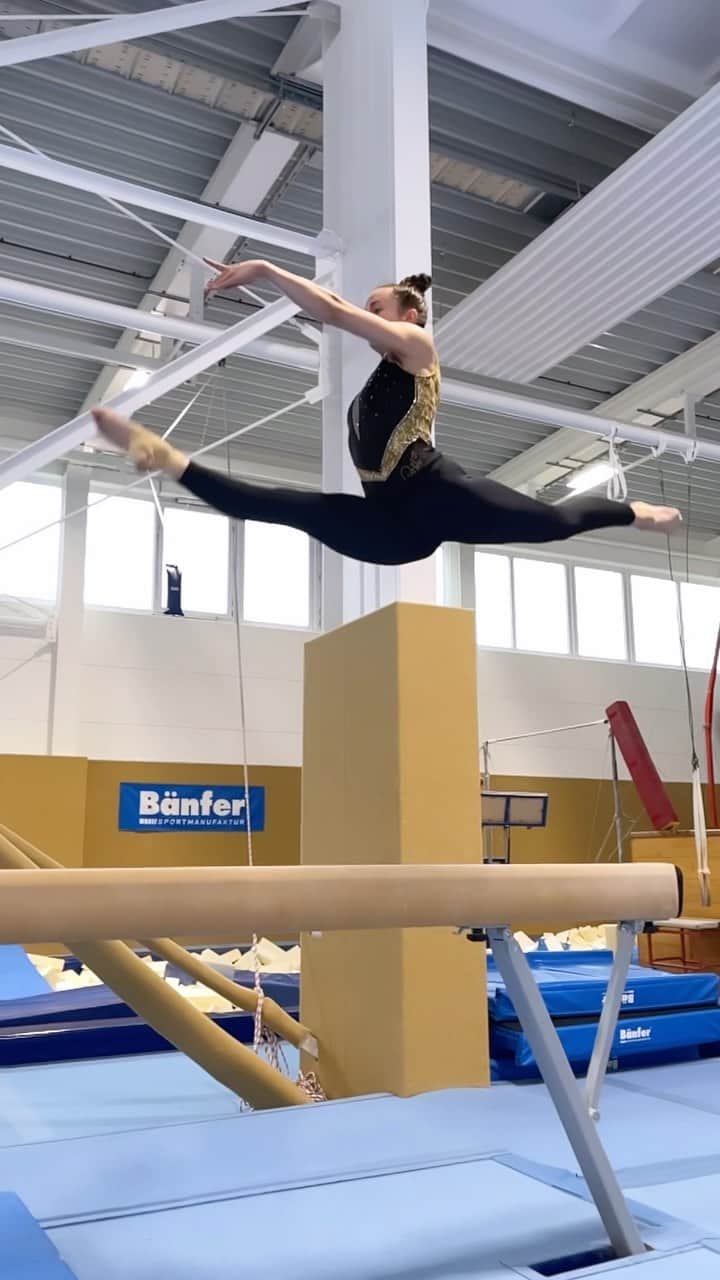 ポーリーヌ・シェーファーのインスタグラム：「Fly high !   #gymnastics#Gym#Sport#fly#higher」