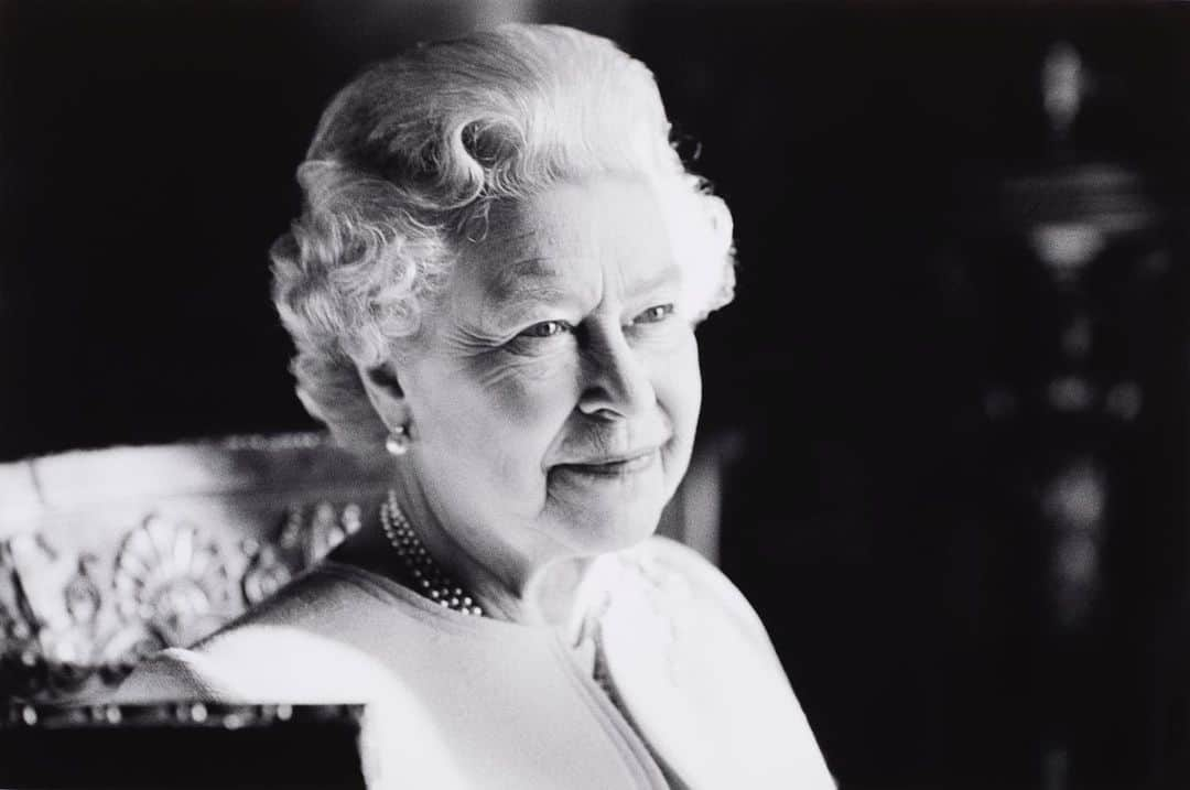 クラレンス邸のインスタグラム：「The Queen died peacefully at Balmoral this afternoon.  The King and The Queen Consort will remain at Balmoral this evening and will return to London tomorrow.   Please follow @theroyalfamily for further information.」