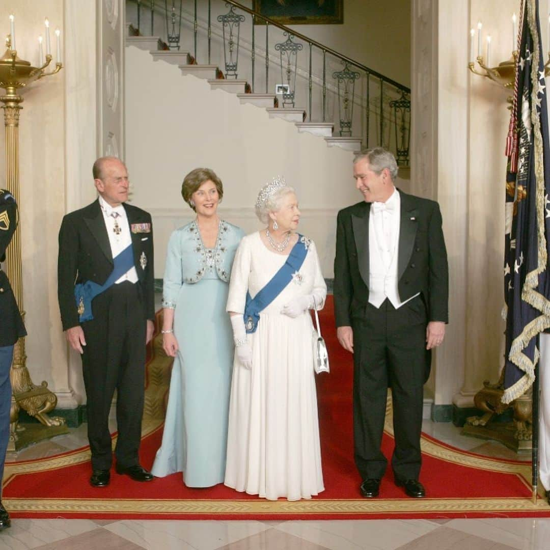 ジョージ・H・W・ブッシュさんのインスタグラム写真 - (ジョージ・H・W・ブッシュInstagram)「Laura and I were honored to have known Her Majesty Queen Elizabeth II. She was a woman of great intellect, charm, and wit. Spending time at Buckingham Palace, and having tea with Her Majesty – and her Corgis – is among our fondest memories of the presidency. Queen Elizabeth ably led England through dark moments with her confidence in her people and her vision for a brighter tomorrow. Our world benefitted from her steady resolve, and we are grateful for her decades of service as sovereign. Americans in particular appreciate her strong and steadfast friendship. Laura and I join our fellow citizens in sending our heartfelt condolences to the Royal family and the British people.」9月9日 3時34分 - georgewbush