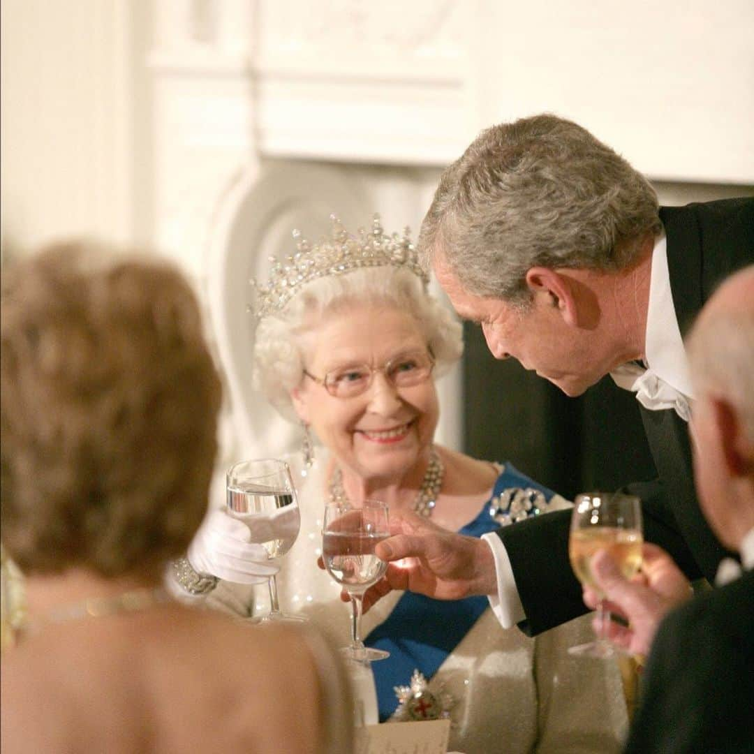 ジョージ・H・W・ブッシュさんのインスタグラム写真 - (ジョージ・H・W・ブッシュInstagram)「Laura and I were honored to have known Her Majesty Queen Elizabeth II. She was a woman of great intellect, charm, and wit. Spending time at Buckingham Palace, and having tea with Her Majesty – and her Corgis – is among our fondest memories of the presidency. Queen Elizabeth ably led England through dark moments with her confidence in her people and her vision for a brighter tomorrow. Our world benefitted from her steady resolve, and we are grateful for her decades of service as sovereign. Americans in particular appreciate her strong and steadfast friendship. Laura and I join our fellow citizens in sending our heartfelt condolences to the Royal family and the British people.」9月9日 3時34分 - georgewbush