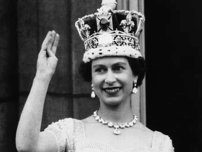 サム・クラフリンのインスタグラム：「God bless HM the Queen.   Thank you ma’am, for all that you were. RIP」