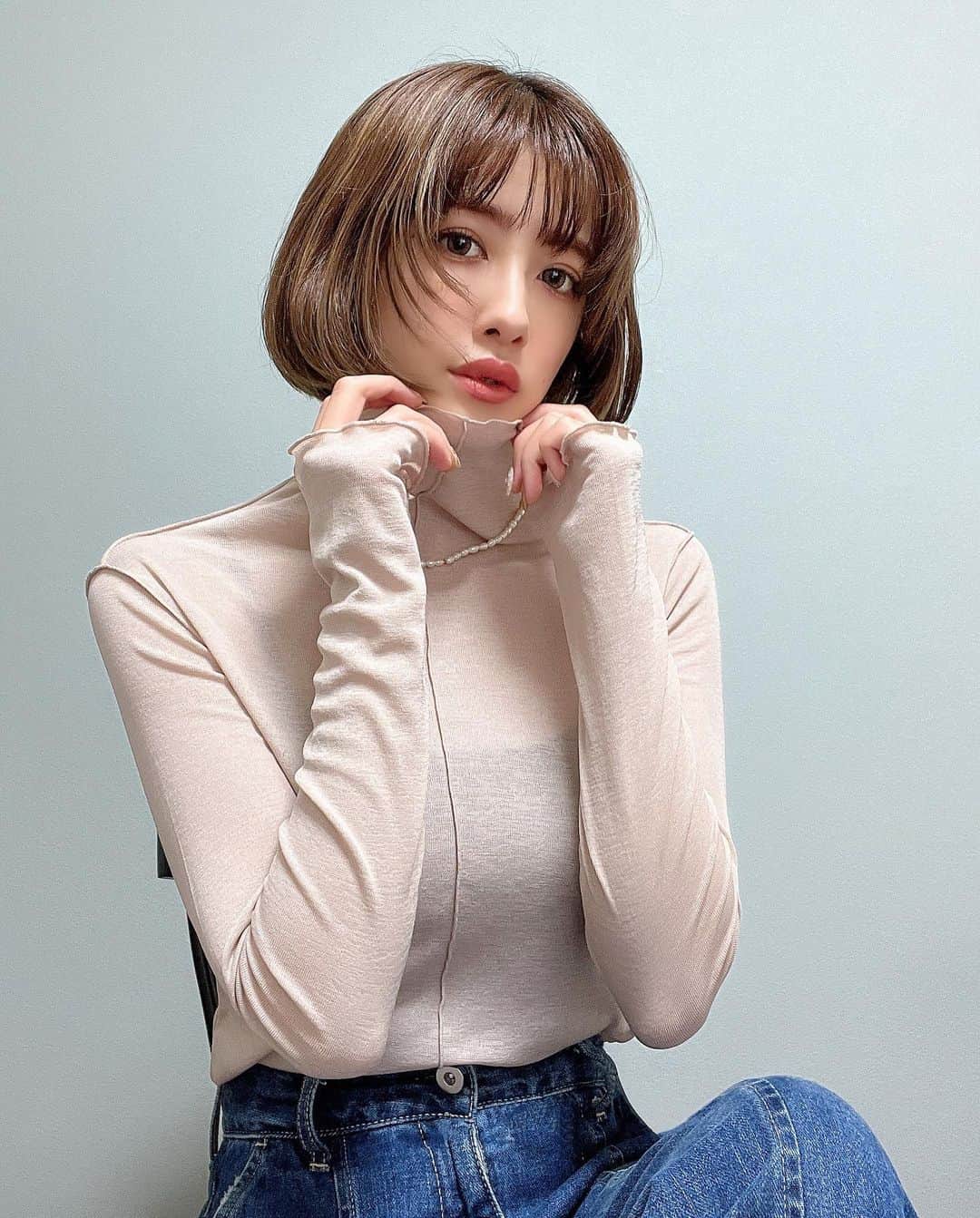 夏焼雅のインスタグラム：「友達と急遽会う事になったとき。 何着る??って時はだいたいこんな感じで カジュアルにまとまるかな🪞  このtopsは2wayメロウシアートップスで気分によって 前後の2wayを楽しめるよ🫶 ハイネックになっているからこれからの時期は ロンTやニットにレイヤードしたスタイルも楽しみたいな🍂  シアー素材のｱｲﾃﾑは個人的に良く使うから カラバリ揃えたい૮・ﻌ・ა♪  着用ｶﾗｰ:ﾋﾟﾝｸﾍﾞｰｼﾞｭ 着用ｻｲｽﾞ:M  #クラシカルエルフ #classicalelf #エルフコーデ #タイアップ #uniqlo #gu #zara #ユニクロ #ジーユー #ザラ #シアー #シアートップス #メロウ #メロートップス#プチプラコーデ #フェミニン @classicalelf_official」