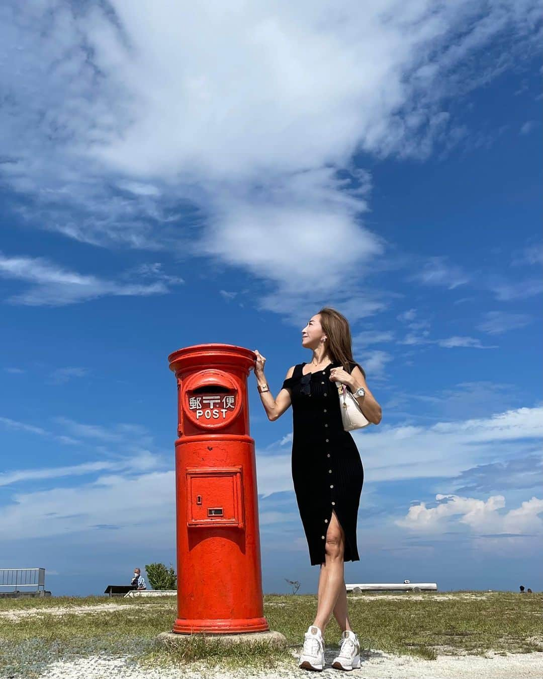 Akiさんのインスタグラム写真 - (AkiInstagram)「伊勢志摩スカイラインの展望台にある 天空のポスト📮✨  伊勢と鳥羽を結ぶドライブコースにあります🌿  いつもいいね！コメントありがとうございます🤍  9月もよろしくお願いします😊  #アラフィフ #アラフィフ女子#アラフィフファッション #アラフィフコーデ #アラフィフ#大人女子 #大人女子コーデ #大人カジュアル #大人コーデ #大人ファッション #大人可愛い #大人かわいい #アラフォー #アラフォーコーデ #アラフォーファッション #ファッション #ファッションコーデ #ママファッション #美容 #美容好き #美容好きさんと繋がりたい #コスメ #コスメ好き#三重#伊勢#鳥羽#タビジョ  #fashion #ootd」9月9日 17時10分 - aki_0624