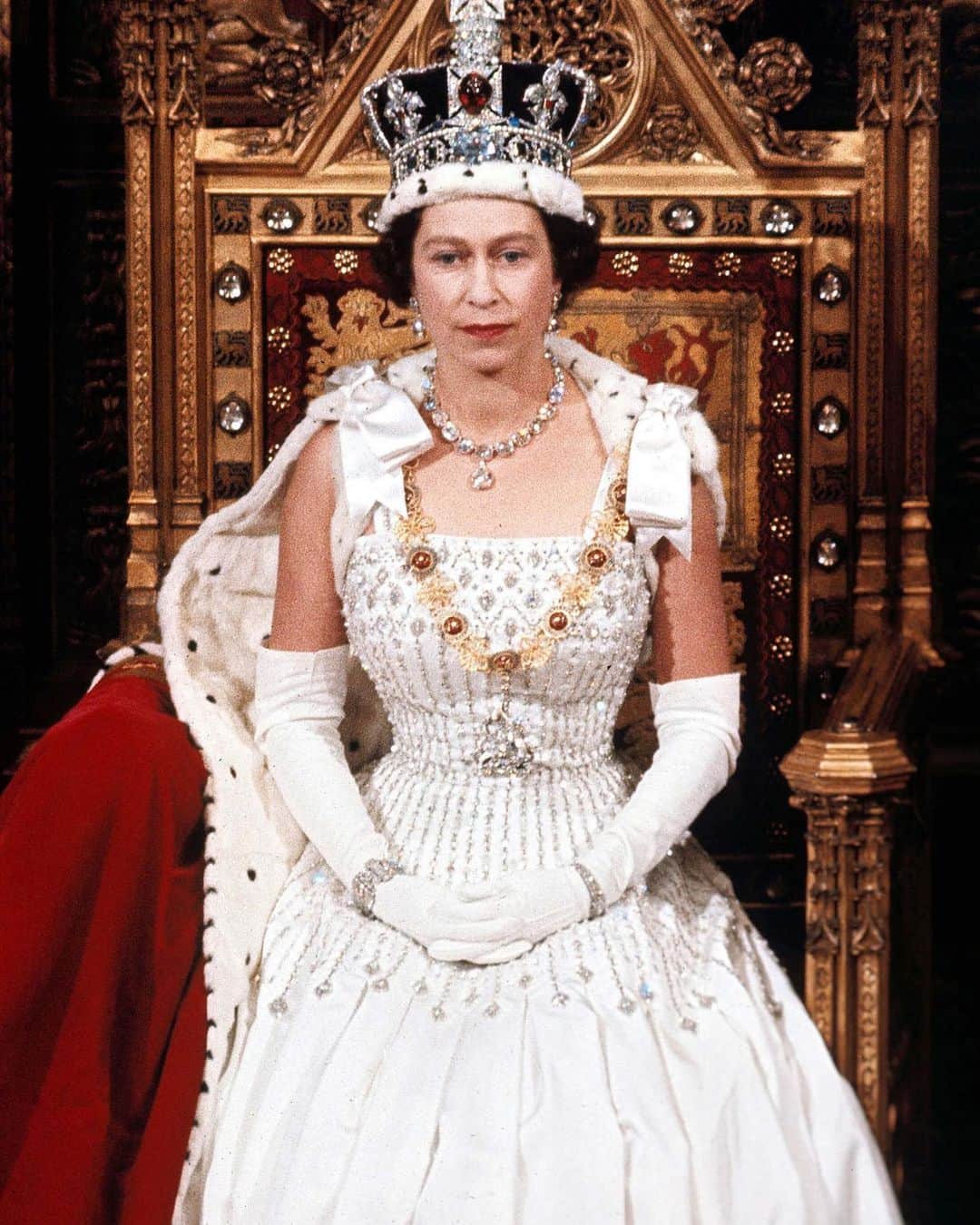 エリザベス・ハーレイのインスタグラム：「Cut from a cloth that has long been discontinued. RIP our wonderful Queen. What a sad, bleak day 💔」