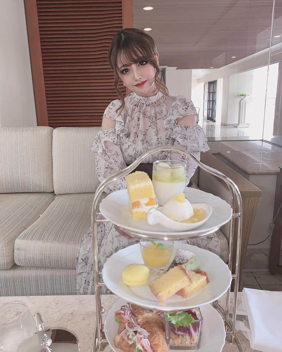 立華えれなのインスタグラム：「アフタヌーンティー☕️行ってきた🚗 ³₃ あいざとわーかと❤️✨ ふたりともありがとう•*¨*•.¸¸☆ . . #アフタヌーンティー #ナハテラス #沖縄 #女子会 #sweets」