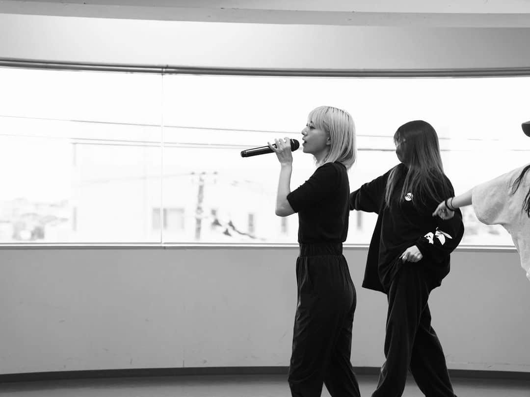伊藤千晃のインスタグラム：「久々のダンスリハでした🎵 ⁡ 振りがダンサーちゃん達と合わさる時って、 すごくテンション上がるしワクワクして楽しいんだよなぁ😆✨ ⁡ ⁡ #ロングはCHIAPPでみれるぞ」