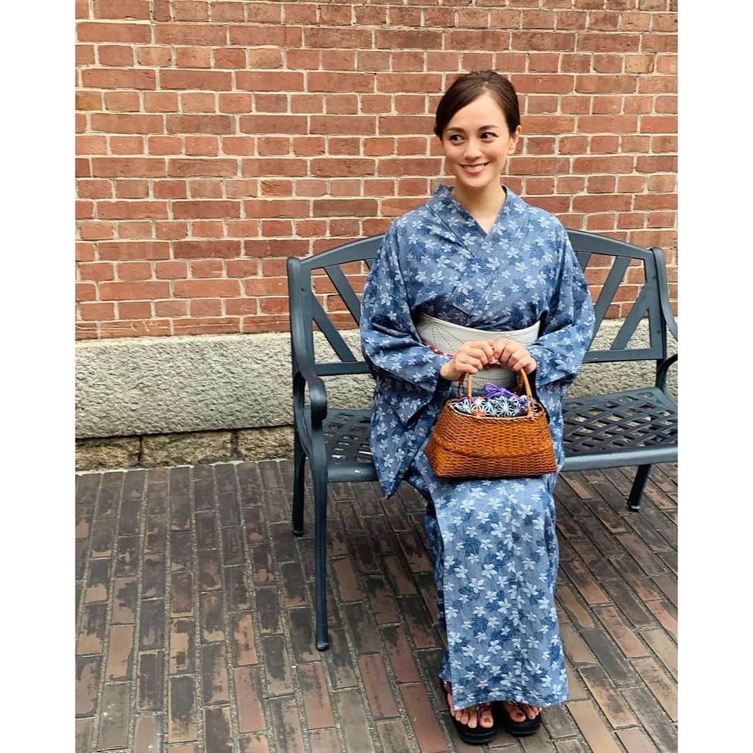 のインスタグラム：「うっかりしていました 8月末にオンエアしました BS11 「和モダン時間(タイムス)〜 着物でニッポンを散歩しよう！〜」が 9月末まで見逃し配信があります お着物を着て街歩きをして 日本を再発見するのテーマの番組 暑い暑い7月の末　 岡山の倉敷で撮影 岡山と言えばデニム デニムの浴衣を着て倉敷の古い町並みを散歩 無地の浴衣にはバティックの帯を締めたり こういう組合わせ 自分では思いつかないのでとても楽しかったです 画家モネのフランス　ジヴェルニーの館から 株分けされた睡蓮 とても綺麗でした 舟遊びもしました 岡山はデニムそして桃🍑 撮影でお邪魔した所の皆さんはとても親切で 桃を剥いてくださり 真夏でスタッフさんも私も汗だくだったので 冷やされた桃は甘くて瑞々しくて 本当に美味しかったです  見逃し配信をご覧いただけたら幸いです  今日は重陽の節句 明日は満月の中秋の名月 穏やかな週末をお過ごし下さい」