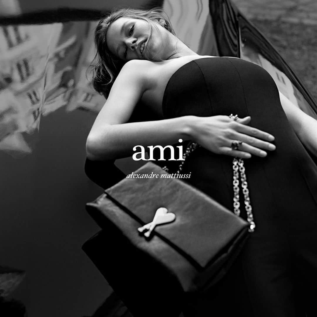 STYLE DU MONDEのインスタグラム：「Excited to reveal this exclusive preview of the AMI Fall Winter 22 campaign @AmiParis @AlexandreMattiussi9 with the beautiful @annaewers shot by @alasdairmclellan and styled by @mr_carlos_nazar #ami #amiparis#annaewers」