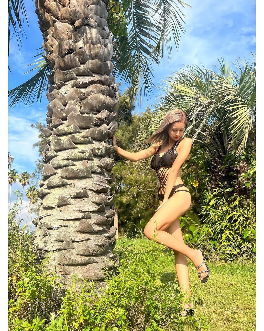 だふちゃん 。さんのインスタグラム写真 - (だふちゃん 。Instagram)「🏝 👙 .  青い空を共に行こうよ . . 🔥このあと日焼けでお腹が大変なことになったよ . #bikini #summer #ramen #ramengirl  #👙 #🍜 #ビキニ #水着 #ラーメン #日焼け #日焼け跡」9月9日 18時02分 - a19950827a