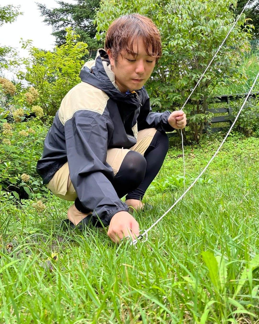 ジローさんのインスタグラム写真 - (ジローInstagram)「山中湖でキャンプをしながらワーケーションしてきました！  元々ニューバランスの靴が歩いてて疲れにくいから好きなんだけど、服はどうなん？と思ったら長袖なのに涼しいし動きやすかった。  パンツもストレスなく履けるし、スパッツがあることにより虫刺されへの安心感もあって気持ち良くキャンプができました！  #NewBalance #ニューバランス #MT1996 #ニューバランスアウトドア #アウトドア  #supported」9月9日 18時15分 - jiroisjiro7