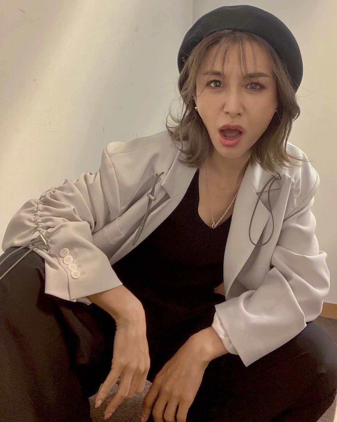 鈴木紗理奈のインスタグラム：「うりゃーーー 寂しさは仕事に集中してふきとばーーーすっ  大好きな仕事の為 そして、円安に比例して上がり続ける 学費の為ーー！笑」