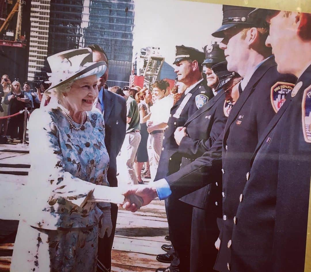 ナディア・ダジャニのインスタグラム：「Her Majesty meeting my husband at Ground Zero ❤️」