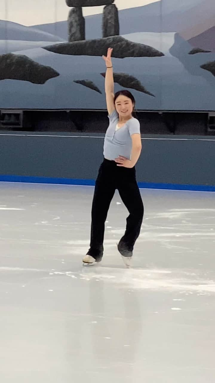 Megan Yimのインスタグラム：「a couple of clips of the choreography I worked on for an amazing Quebec figure skater ❤️❤️❤️👀👀👀 this was super fun because I love the Samba💃🏻💃🏻💃🏻 P.S I haven’t done edge work (especially clusters😝) for a loooong time so please excuse them😚💗」