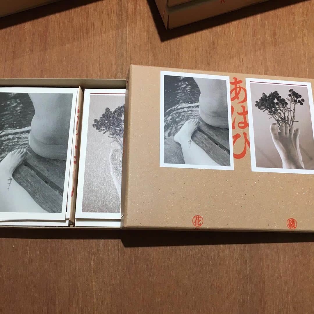 花代さんのインスタグラム写真 - (花代Instagram)「本屋青旗 Ao-Hata Bookstore あはひ | 花代・磯谷博史 2022.9.9 Fri - 9.25 Sun  9月9日（金）より、東京ベルリンを拠点に活躍するアーティスト・花代と、美術家・磯谷博史による二人展『あはひ』を開催します。  身の回りの日常からイメージを掬いとる、花代と磯谷の２人の作家。今回、互いに切り取ってきた世界の断片を、緩やかに連想させるよう組み合わせ、カード型の作品集としてまとめました。デザインは青旗のロゴも手掛けた田中せりによるもの。大晦日に集まり、年越し蕎麦を食べた後、カードゲームをすることがここ数年の３人のお決まりの新年の迎え方だとか。親密さから生まれた作品集『あはひ』、見慣れた、しかし同時に知らない景色をお楽しみください。本日作家在廊予定」9月9日 10時23分 - hanapooo
