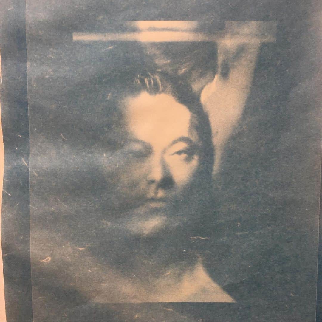 花代さんのインスタグラム写真 - (花代Instagram)「本屋青旗 Ao-Hata Bookstore あはひ | 花代・磯谷博史 2022.9.9 Fri - 9.25 Sun  9月9日（金）より、東京ベルリンを拠点に活躍するアーティスト・花代と、美術家・磯谷博史による二人展『あはひ』を開催します。  身の回りの日常からイメージを掬いとる、花代と磯谷の２人の作家。今回、互いに切り取ってきた世界の断片を、緩やかに連想させるよう組み合わせ、カード型の作品集としてまとめました。デザインは青旗のロゴも手掛けた田中せりによるもの。大晦日に集まり、年越し蕎麦を食べた後、カードゲームをすることがここ数年の３人のお決まりの新年の迎え方だとか。親密さから生まれた作品集『あはひ』、見慣れた、しかし同時に知らない景色をお楽しみください。本日作家在廊予定」9月9日 10時23分 - hanapooo